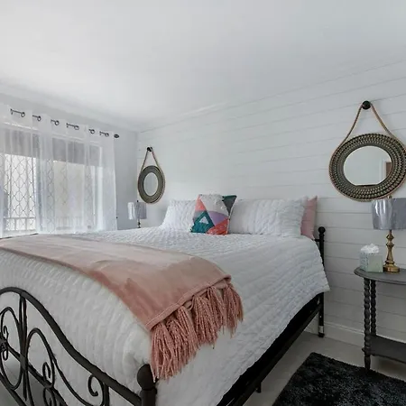 Modern Condo With Pool Steps From Vanderbilt Beach